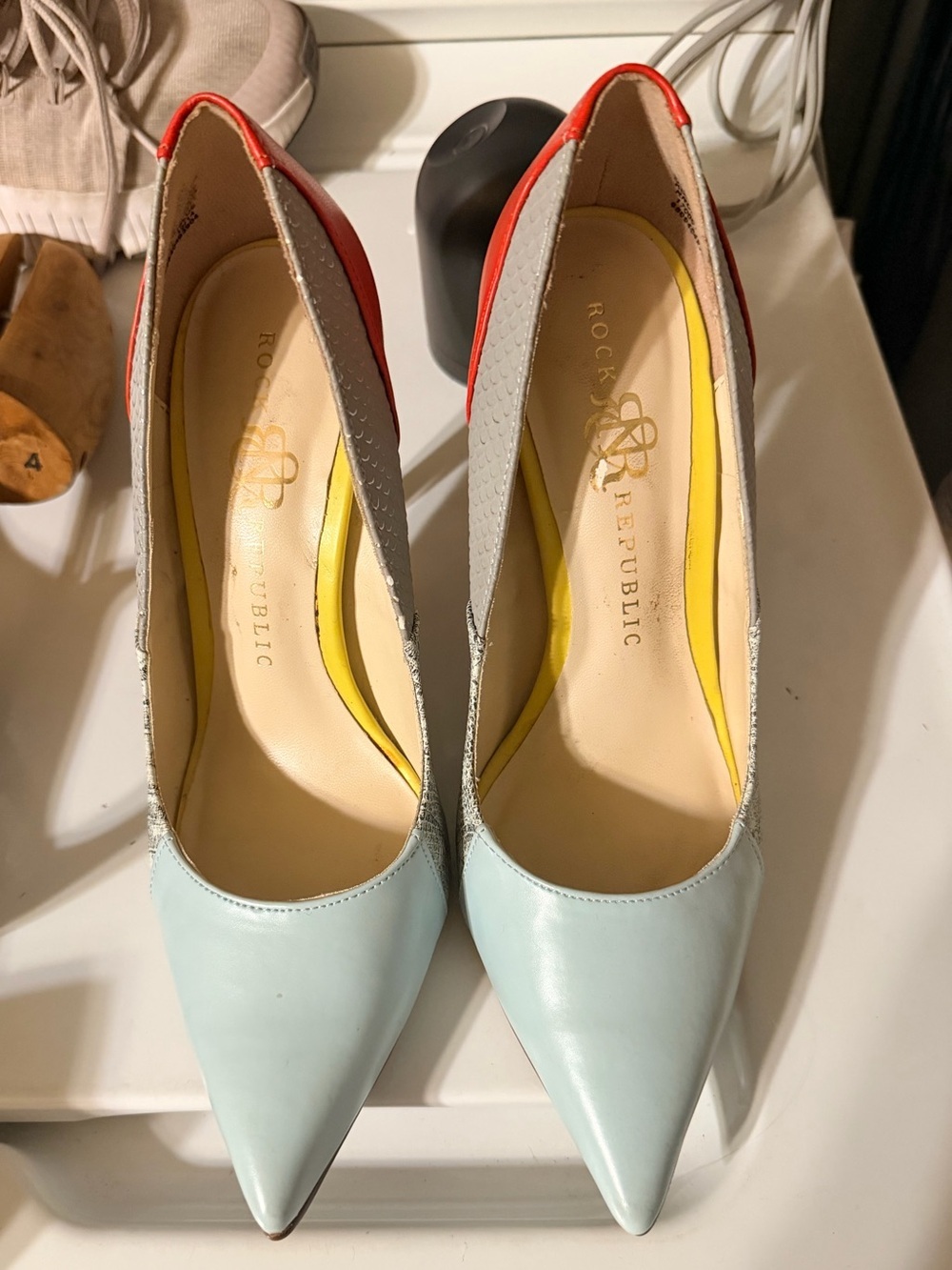 Rock & republic Women's Colorblock Pointed Toe Pumps in Light Blue/Red sz 7